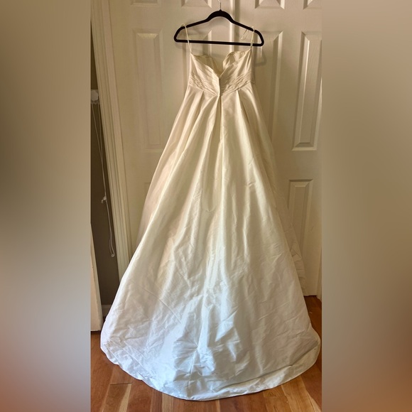 David’s Bridal Shantung Taffeta Sweetheart Strapless Wedding Ball Gown Dress - Picture 6 of 15